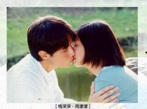 甜蜜情侣床吻戏